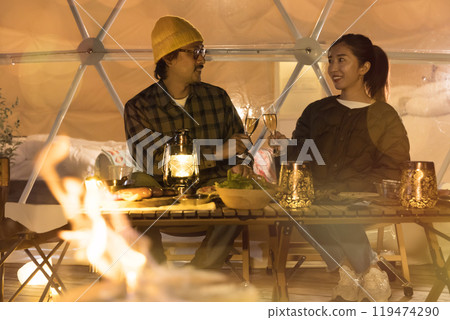 A couple enjoying a glamping dinner 119474290