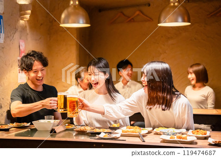 年輕男女在酒吧喝酒 年輕男女在酒吧喝酒 119474687