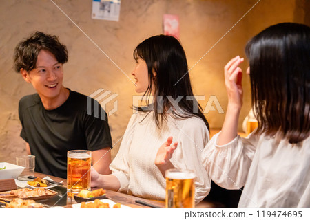 年輕男女在酒吧喝酒 年輕男女在酒吧喝酒 119474695
