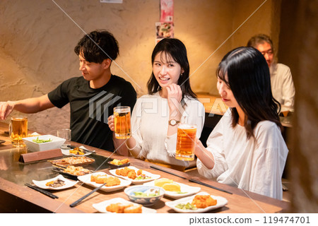 年輕男女在酒吧喝酒 119474701