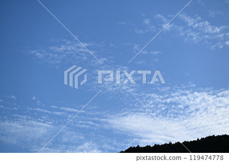 秋天天空和雲彩 119474778