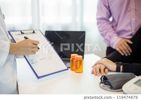 Female doctors who treat patients make an appointment to listen to the results after a physical examination and explain medical information and diagnose the disease. Medical concepts and good health Female doctors who treat patients make an appointment to listen to the results after a physical examination and explain medical information and diagnose the disease. Medical concepts and good health 119474878