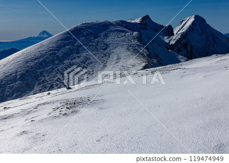 嚴冬時分，從八嶽山脈的碘嶽山可以看到赤嶽山、橫嶽山和富士山。 119474949