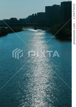被早晨的陽光染成色彩的河流 被早晨的陽光染成色彩的河流 119475035