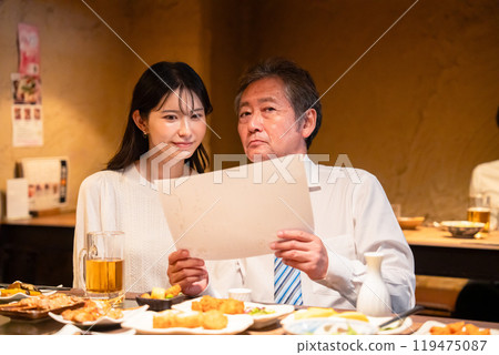 A man drinking with a young woman 119475087