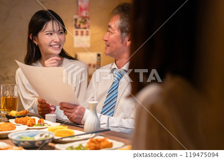 A man drinking with a young woman 119475094