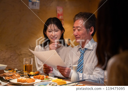 一個男人和一個年輕女人喝酒 119475095