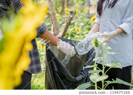 garbage collection, volunteer team pick up plastic bottles, put garbage in black garbage bags to clean up at parks, avoid pollution, be friendly to the environment and ecosystem garbage collection, volunteer team pick up plastic bottles, put garbage in black garbage bags to clean up at parks, avoid pollution, be friendly to the environment and ecosystem 119475168