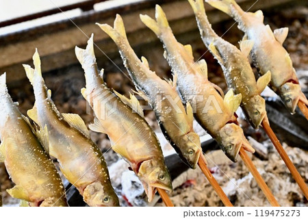 Salt-grilled sweetfish, salt-grilled sweetfish, charcoal-grilled, outdoor cooking, river fish dishes, grilled fish. 119475273