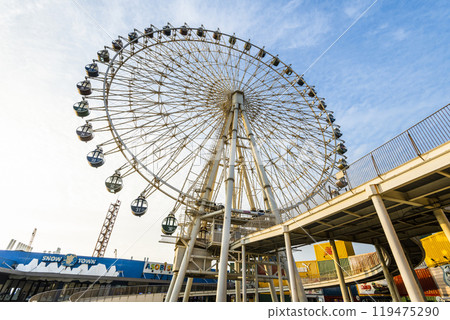 Close-up of the Ferris wheel at the Mitsui Outlet Park Taichung Port in Taiwan. it is Mitsui Fudosan's second base in Taiwan. Close-up of the Ferris wheel at the Mitsui Outlet Park Taichung Port in Taiwan. it is Mitsui Fudosan's second base in Taiwan. 119475290