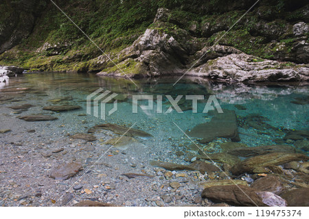 A corner of the Niyodo River in Kochi Prefecture: Beautiful scenery of Niyodo Blue 119475374