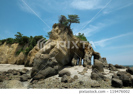 Kuguriiwa Rock at Cape Motoyama in Yamaguchi Prefecture 119476002