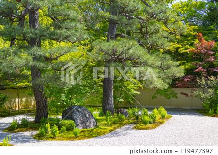 從正殿看紫式部住宅遺址、流山寺、源氏花園 119477397