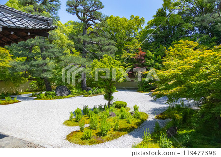 Murasaki Shikibu's former residence, Rosanji Temple, Genji Garden seen from the main hall 119477398