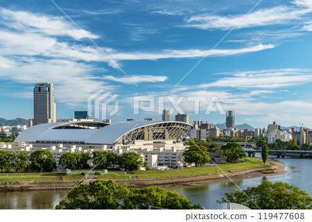 藍天背景下的足球場 119477608