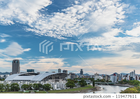 藍天背景下的足球場 藍天背景下的足球場 119477611