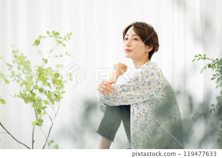 Beauty image (middle-aged woman with short hair) 119477633