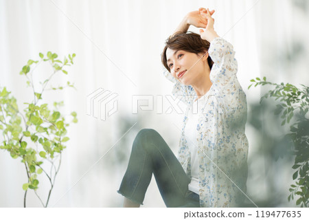 美女形象(短髮中年女性) 美女形象(短髮中年女性) 119477635