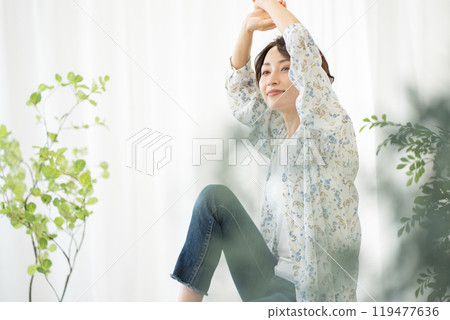 Beauty image (middle-aged woman with short hair) 119477636