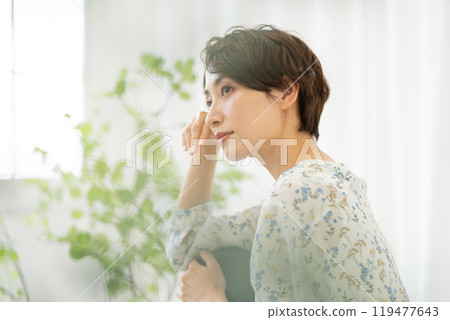 Beauty image (middle-aged woman with short hair) 119477643