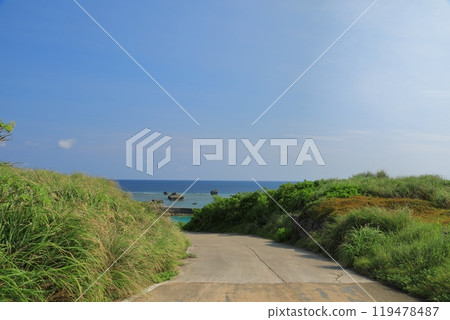 東平安名崎道路眺望美麗的宮古藍色大海 119478487