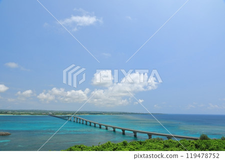 連接宮古島和栗間島的栗間大橋的美麗景色 連接宮古島和栗間島的栗間大橋的美麗景色 119478752