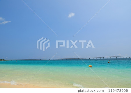A spectacular view of the Kurima Bridge from Yonaha Maehama Beach on Miyako Island 119478906