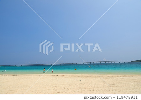 眺望栗間大橋的宮古島與那霸前濱海灘的美景 眺望栗間大橋的宮古島與那霸前濱海灘的美景 119478911