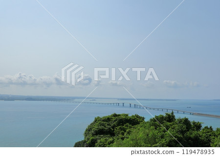 從伊良部島牧山展望台欣賞伊良部大橋全景 119478935