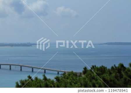 View of the Irabu Bridge and the Kurima Bridge from the Makiyama Observatory on Irabu Island 119478941