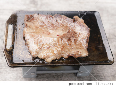 山野露營時烹調的迷你鐵板燒肉【和牛】 119479855