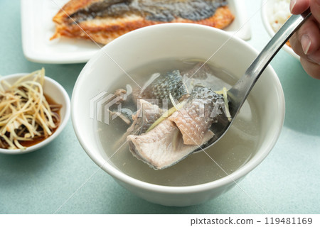檸檬魚魚皮熱水魚熱水牛奶魚皮湯牛奶魚皮湯 119481169