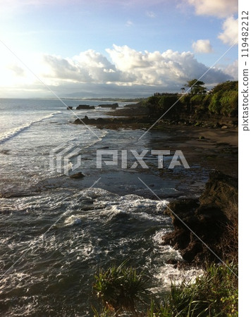 The sun and sea 119482212