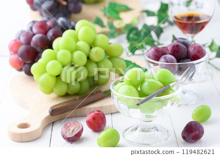 Autumn flavors: Shine Muscat and Pione Autumn flavors: Shine Muscat and Pione 119482621