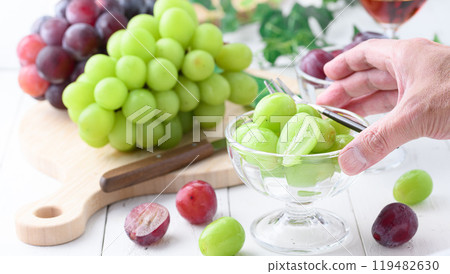 Autumn flavors: Shine Muscat and Pione Autumn flavors: Shine Muscat and Pione 119482630