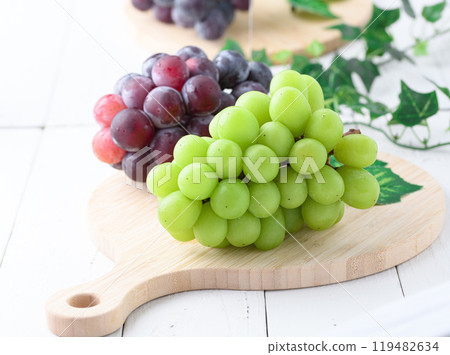 Autumn flavors: Shine Muscat and Pione 119482634