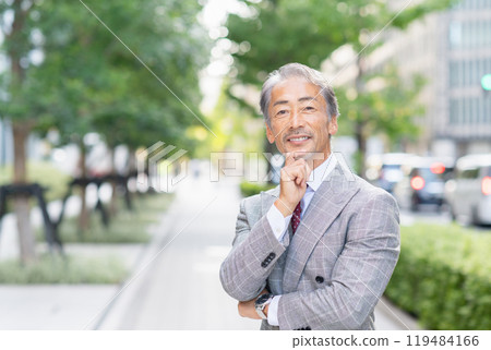 Senior businessman with arms folded in an office district 119484166