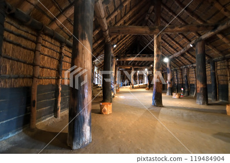 三內丸山遺址：修復後的大坑建築內部 119484904