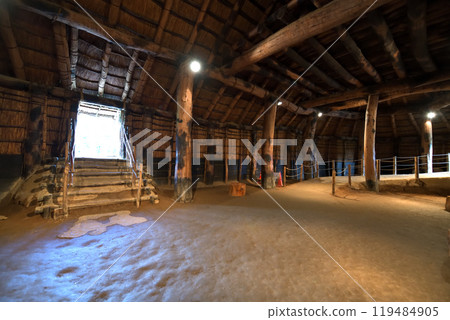 Sannai-Maruyama Site: The interior of a restored large pit building 119484905