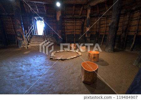 Sannai-Maruyama Site: The interior of a restored large pit building 119484907