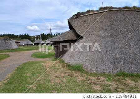 Sannai-Maruyama Site: Thatched pit dwellings 119484911