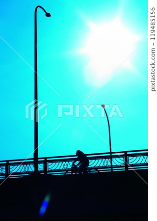 日出和人們騎自行車穿過立體交叉 日出和人們騎自行車穿過立體交叉 119485156
