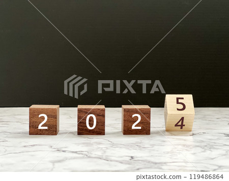 大理石上字母從 2024 年變化到 2025 年的木立方體 119486864