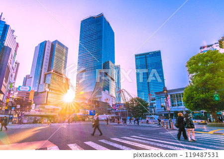 日本東京城市景觀 澀谷車站前的清晨。董事會表示“澀穀不會在萬聖節關閉。不…” 119487531