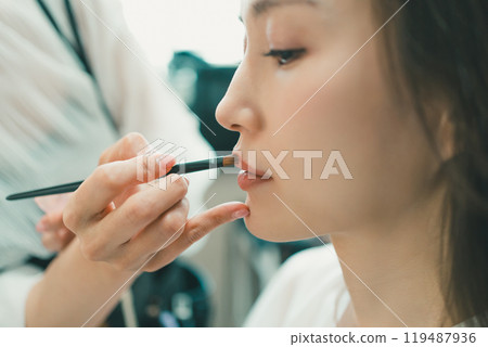Professional Lip Makeup Techniques 119487936