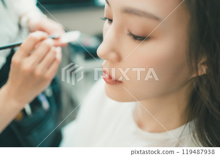 Professional Lip Makeup Techniques 119487938