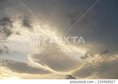 Clouds illuminated by the setting sun 119488927