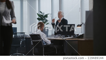 Discussion between head of analytical department and manager Discussion between head of analytical department and manager 119489144