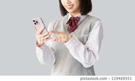 使用智慧型手機的考生/穿制服的女高中生 使用智慧型手機的考生/穿制服的女高中生 119489351