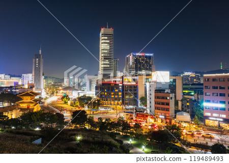 首爾東大門地區的夜晚 119489493